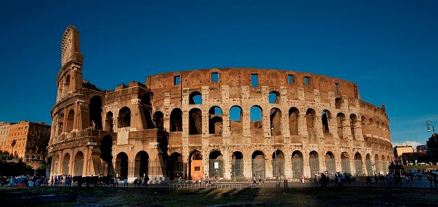 By Kosala Bandara – Flickr: Colosseum, Rome, CC, https://www.flickr.com/photos/kosalabandara/15126580060/